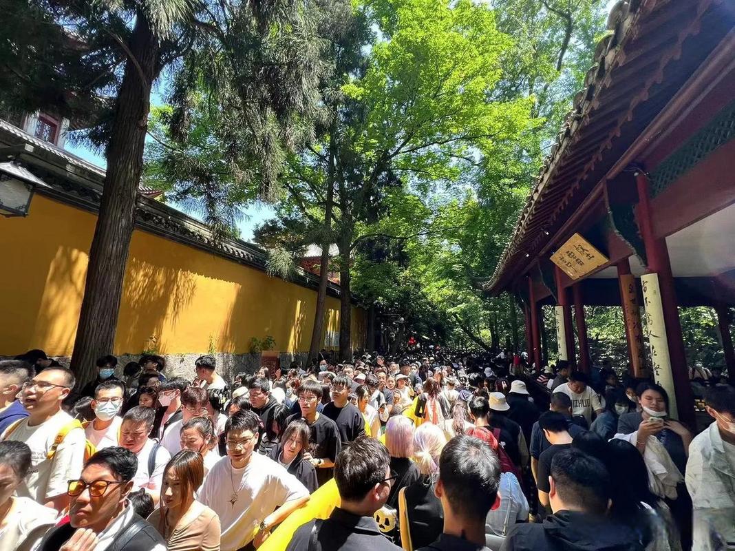 杭州灵隐寺人山人海;杭州灵隐寺人山人海又挤拥